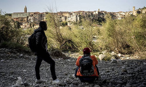 Italia y Francia, acusadas de maltratar a niños refugiados